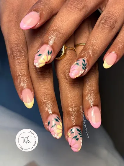 For the love of florals! This delicate, hand-painted daisy art on a pastel French tip base is perfect for a soft, summery vibe. Every flower is painted with precision to create a unique look.