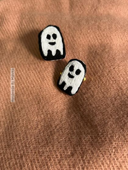 I wanted to create something spooky but cute, and these little ghost badges were the result. This hand-embroidered accessory is perfect for adding a bit of playful fun to your look, especially around Halloween.