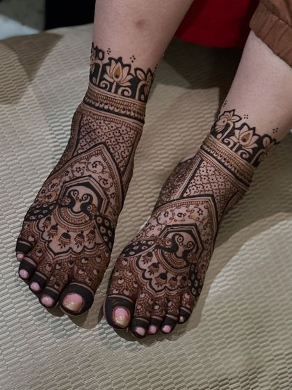 Another angle of the dense peacock foot design, showing how the patterns look from the side.