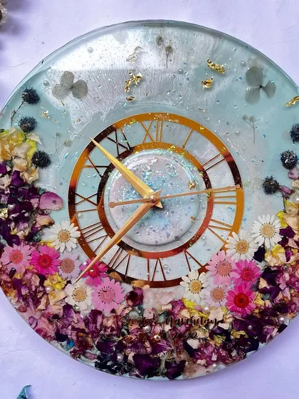 A full view of the daisy and mixed-flower clock. The arrangement feels like a beautiful, wild meadow captured in time.