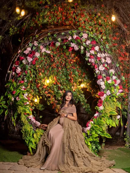 As dusk falls, our garden studio transforms into a fairytale setting. The warm glow of the lights and the lush floral nest create a truly magical and romantic atmosphere for your maternity portraits.
