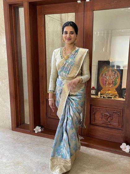 A full-length view of the daughter's stunning saree, complete with a traditional waist belt.