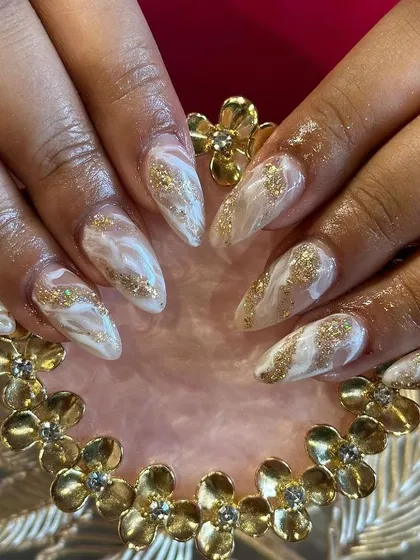 A luxurious white and gold marble effect, with gold glitter blended into the design for extra sparkle and texture.
