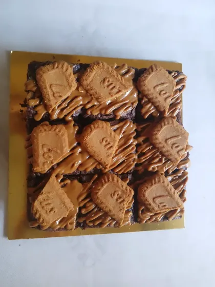 A batch of my fudgy Biscoff brownies, ready to be packed. Each square is rich, dense, and topped with a generous drizzle of Biscoff spread and a crunchy Lotus biscuit. It's one of my most requested eggless brownie flavors.
