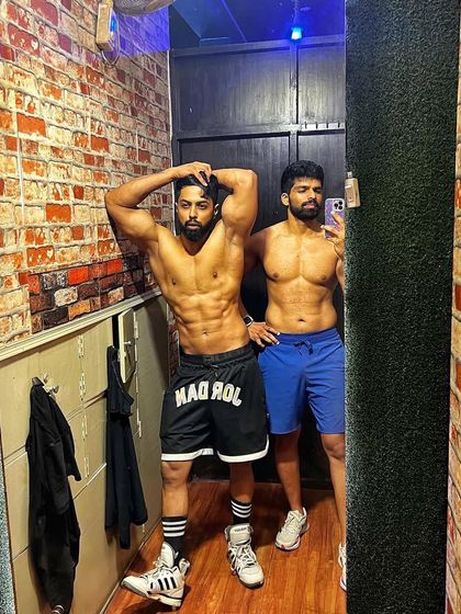 A mirror selfie with a gym buddy. The fitness community is all about supporting each other.