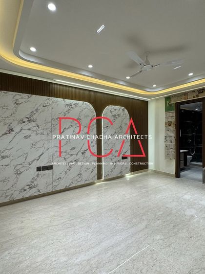 This bedroom design incorporates large, gracefully curved panels with a marble finish, set against a backdrop of dark wood. The contrast in materials and shapes creates a dynamic and luxurious focal point for the room.