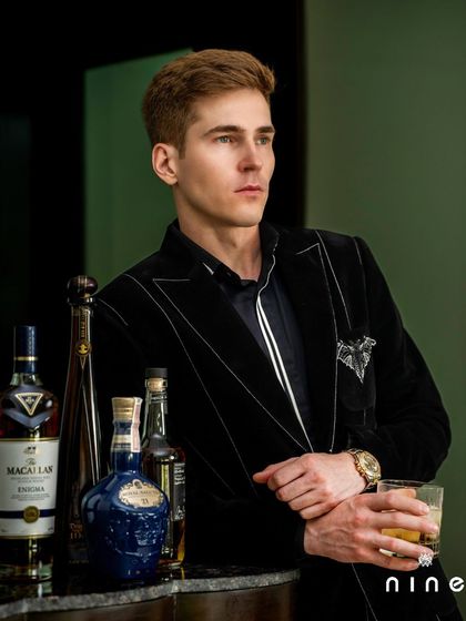 The 'Metal Bling' velvet blazer styled for an evening out. The subtle details shine in a sophisticated setting.