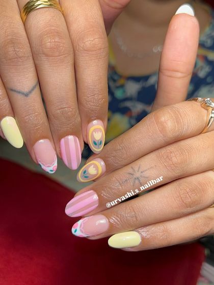 This vacation-ready set is all about soft pastels. I hand-painted cute tulips in framed ovals, pink stripes, and floral French tips for a sweet and summery look.