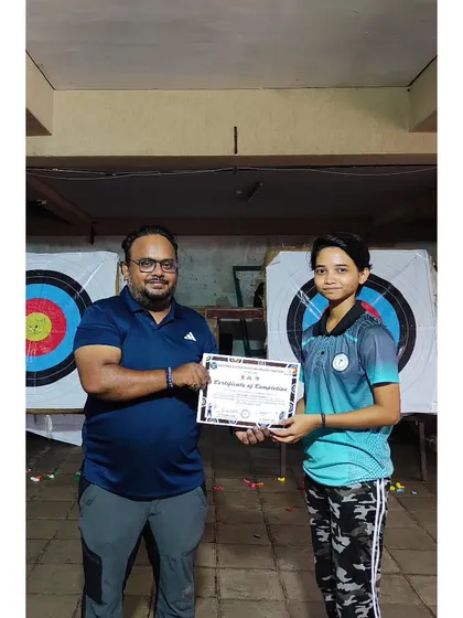 This young champion completed her basic course, showing great potential and discipline. The future of archery is bright.