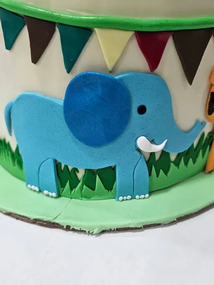 Detail of the 2D elephant on the side of the safari cake.