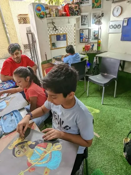 Another look at the class in full swing. I encourage a relaxed environment where everyone can focus on their art at their own pace.