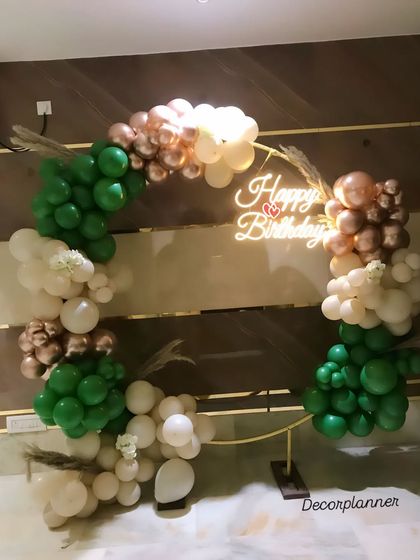 A slightly different angle of the green and rose gold balloon ring, showcasing its beautiful color combination and balanced design. This is a great option for someone looking for a unique and stylish birthday backdrop.
