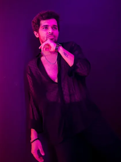 Another one from the all-black series. I love how the lighting creates such a dramatic effect in these photos.