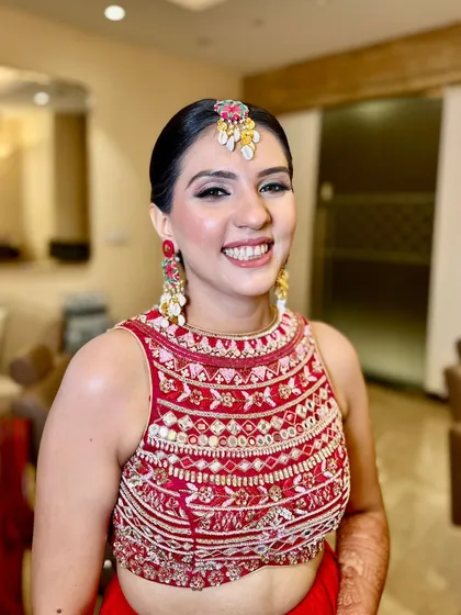 A glowing base, soft pink shimmer, and a perfect braid. This look is dreamy and delicate for a pre-wedding function.