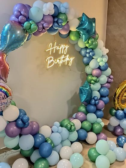 Another angle of the mermaid-themed balloon ring, highlighting the mix of colors and the "Have a Magical Birthday" foil balloon.