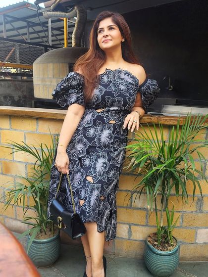 This look captures a mood of depth and poetry, perfect for a guest who wants to make a sophisticated statement.