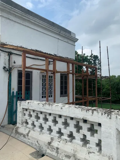 The framework of the balcony being reconstructed, a critical phase that ensures its structural integrity for the next hundred years.