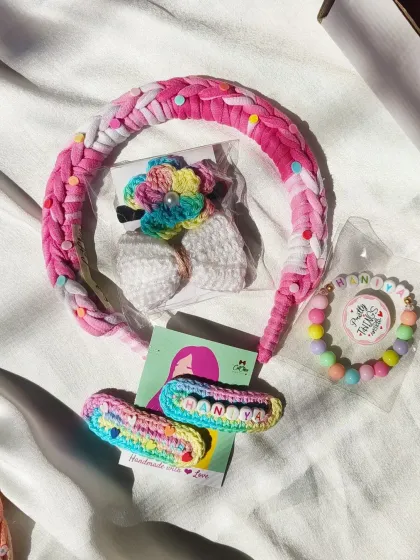 Pretty in pink! This gift hamper was customized with a pink braided headband and a personalized bracelet and name clips for 'Hanya'.