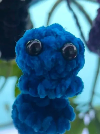 A deep royal blue version of the mini octopus keychain. All these keychains are handmade by me with soft velvet yarn.