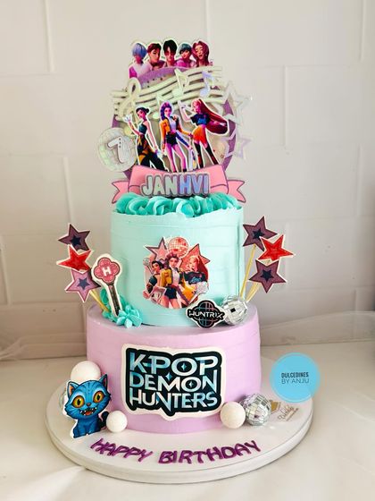 A full view of the creative and colorful K-Pop Demon Hunters cake.