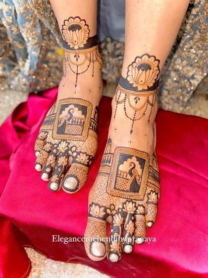 Leg mehendi can be both elegant and minimal. This design features beautiful peacock and lotus motifs framed perfectly on the feet, like delicate henna anklets for the bride.
