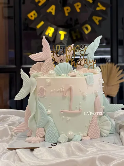 Diving into the magic with this detailed mermaid-themed birthday cake. I used pastel pink and mint green frosting and decorated it with handcrafted mermaid tails, seashells, and edible pearls for an enchanting under-the-sea party.