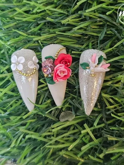 Another beautiful set created by a student at our academy. This design combines glitter, 3D roses, and delicate gold chain accents for a glamorous and sophisticated look.