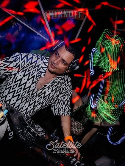 Playing at Satellite Beachside. The energy of an outdoor party is unique, and my set is always adapted to the venue and the crowd. This was a fun night with a great vibe.