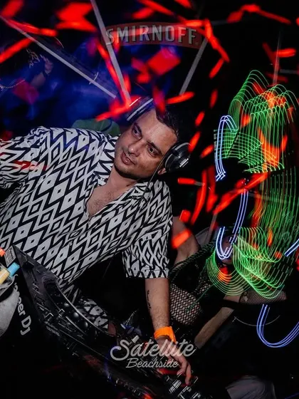 Another artistic shot from Satellite Beachside, blending my movements with light trails from the equipment. This shows the physical energy that goes into a hybrid performance.