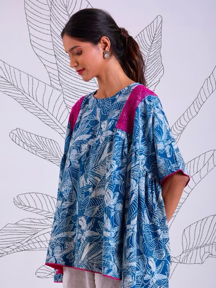 Our oversized top from the Chaaya collection brings together soft cotton, tropical-inspired prints, and breezy comfort, all in natural indigo that feels just right for this season.