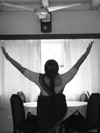 A powerful and symbolic pose, concluding her practice. The entire series, shot in black and white, is a tribute to her dedication as an artist.