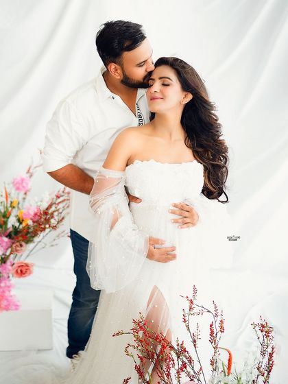 A tender kiss for the stunning mamma-to-be, surrounded by beautiful flowers. This is pure romance.