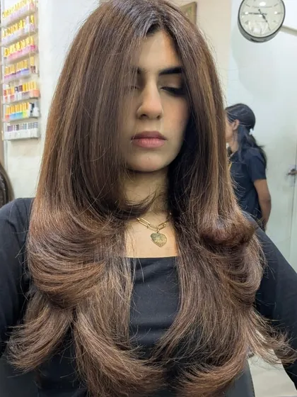 A great haircut is the foundation of any style. Here, I created long, face-framing layers with a full-bodied blowout. This technique adds movement and volume, making the hair look healthy and effortlessly chic.