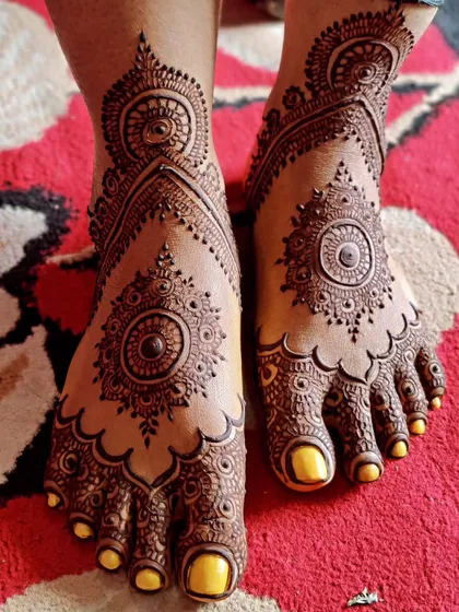 A filled mandala pattern that covers the top of the foot. The scalloped edges and fine details make it look so rich.