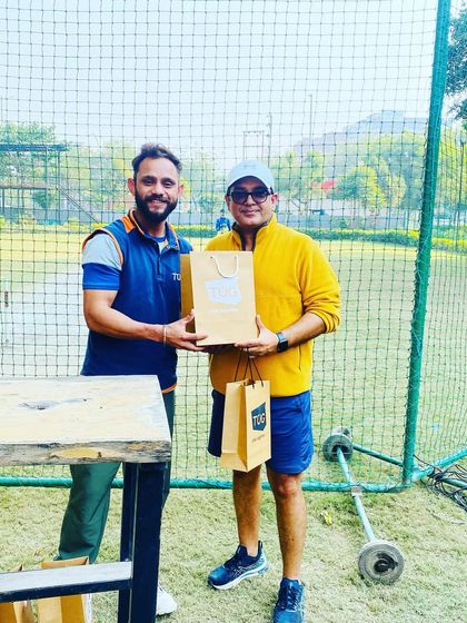 A player from the Amigos team receiving his individual prize for his performance in the tournament.