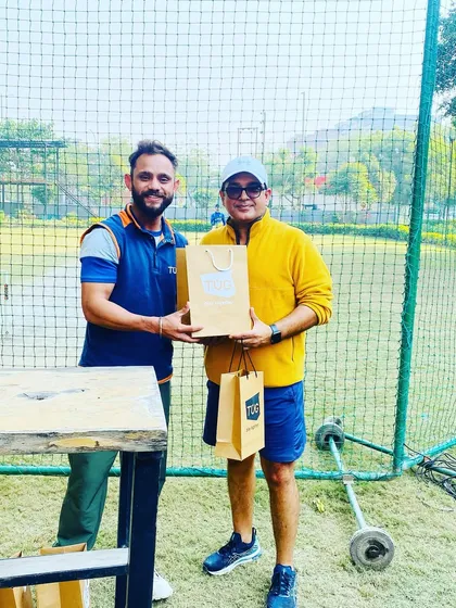 A player from the Amigos team receiving his individual prize for his performance in the tournament.