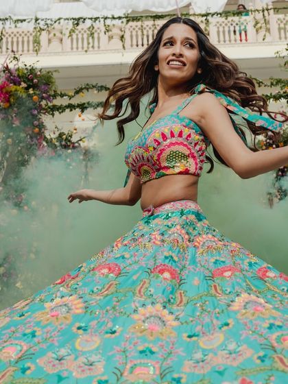 The bride's solo twirl during her Mehendi performance. We used colored smoke bombs to match her stunning turquoise lehenga, creating a picture-perfect, high-energy moment.