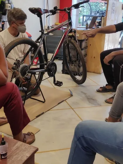 A practical demonstration during a Level 1 workshop. We cover key topics like drivetrain cleaning to help you keep your bike running smoothly and extend the life of your components.