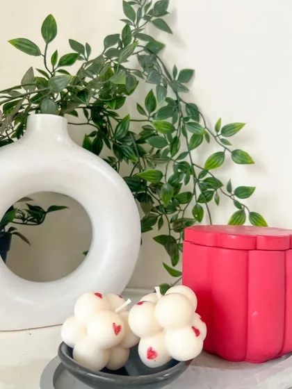 For Galentine's Day, treat yourself and your friends with our Daisy Jar candles and get our mini heart-blobs for free.