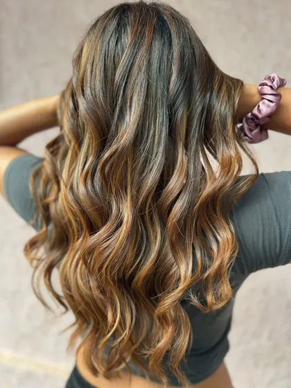 Another angle of this non-bleach balayage, showing off the beautiful warm tones and healthy shine.