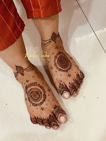 For those who love elegance in simplicity, I offer minimalist designs. This delicate foot mehendi features a central mandala, leafy patterns on the toes, and a beautiful chain-like design around the ankle for a subtle yet stylish look.