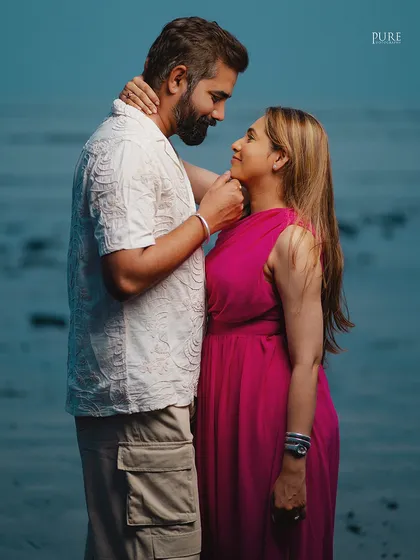A lovely, intimate portrait of Nishant and Jaspal by the sea. The deep blue of the water in the background makes her vibrant pink dress pop, creating a beautiful color contrast.