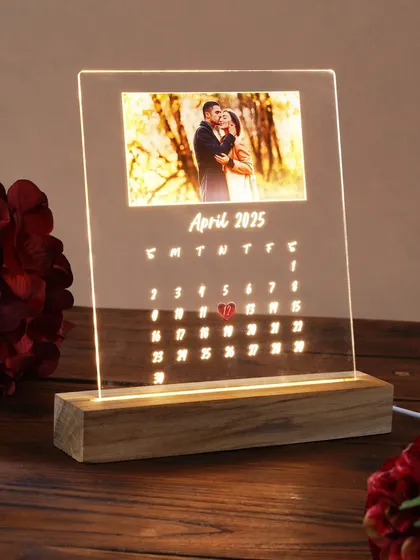 Light up your special moments with a personalized LED calendar lamp. This unique keepsake features a favorite photo and highlights a significant date, making it a modern and heartfelt gift for anniversaries, birthdays, or any day worth remembering.