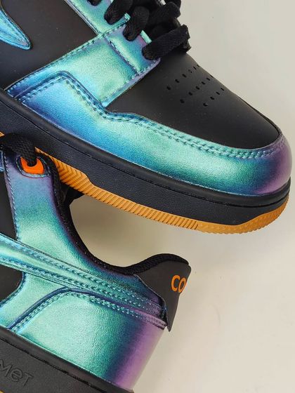 A close-up of the magical, colour-shifting pigment. The way it catches the light is just incredible.