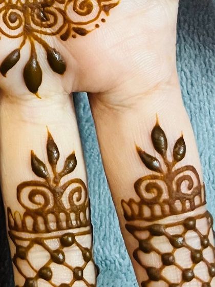 This close-up shows the clean lines and simple leafy tops I use for finger mehendi. It's a pretty and popular choice for party guests of all ages.