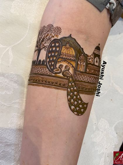 The initial stage of an armband, showing a beautiful scene with a peacock in a royal garden setting.