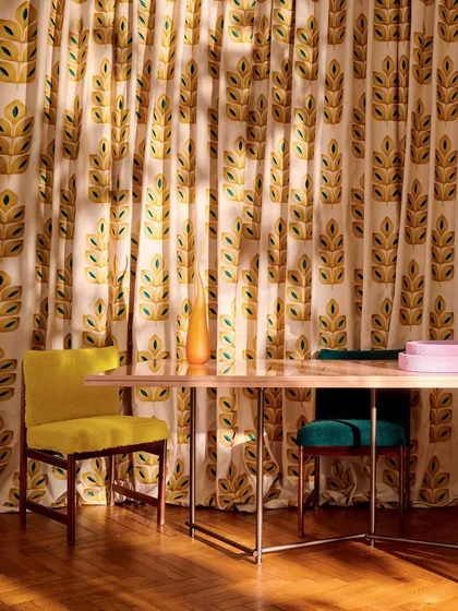 This dining room channels the liberated spirit of the seventies with its pop-inspired hues and energetic motifs. The Élitis drapery bursts with joy and unapologetic self-expression, creating a vibrant and playful atmosphere.