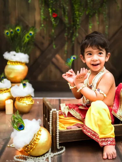 A joyful wave from our little Ladoogopal. His happiness is contagious in this festive shot.