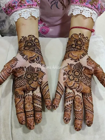 A lovely designer mehendi with full floral coverage. The patterns are dense and intricate, creating a rich texture that is absolutely stunning.