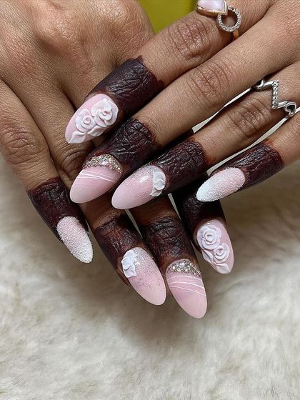 An intricate bridal set featuring a sugar effect, 3D roses, and rhinestone details. This work from a seminar student is a testament to the advanced skills they learn.